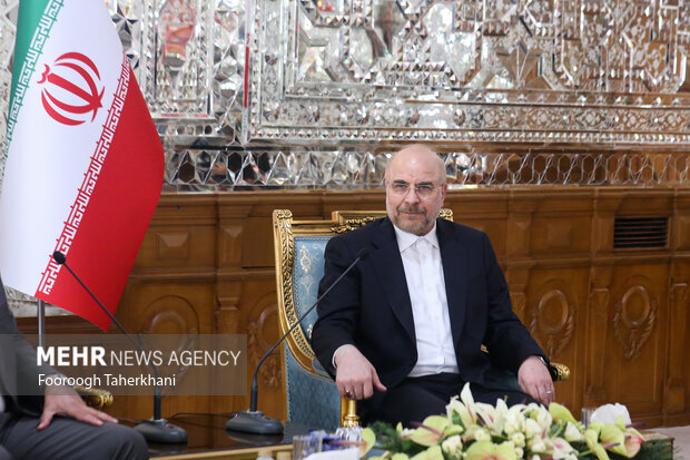 محمدباقر قالیباف، رئیس مجلس ایران در محل دیدار با ابراهیم بوغالی، رئیس مجلس الجزایر حضور دارد
