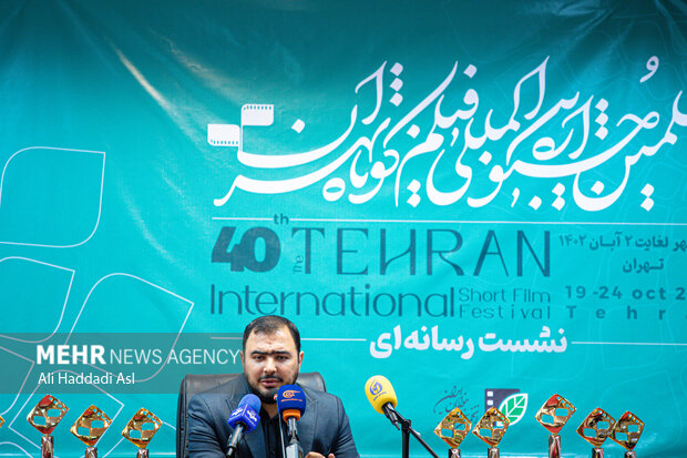 مهدی آذرپندار دبیر چهلمین جشنواره فیلم کوتاه تهران در نشست خبری این جشنواره حضور دارد