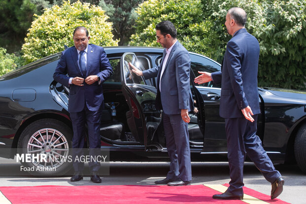 حسین امیرعبدالهییان وزیر امور خارجه ایران در حال استقبال از زمبری عبدالقادر وزیر خارجه مالزی در محل دیدار وزرای خارجه ایران و مالزی است