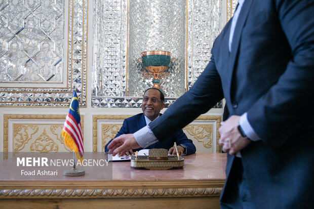 زمبری عبدالقادر وزیر خارجه مالزی پس از دیدار با حسین امیرعبدالهییان وزیر امور خارجه ایران در حال نوشتن یادبود در دفتر وزارت امور خارجه ایران است