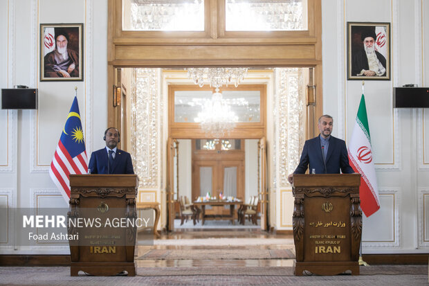 حسین امیرعبدالهییان وزیر امور خارجه ایران و زمبری عبدالقادر وزیر خارجه مالزی در کنفرانس مطبوعاتی مشترک پس از دیدار گفتگو با یکدیگر حضور دارند 