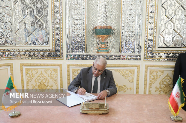 ابراهیم بوغالی، رئیس مجلس الجزایر در  حال نوشتن یادبود در دفتر وزارت امور خارجه ایران است 