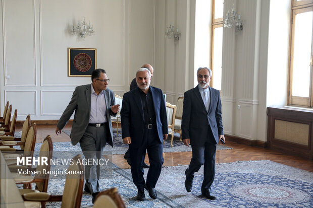 وحید جلال زاده رئیس کمیسیون امنیت ملی در حال ورود به محل دیدار با وزیر امورخارجه است