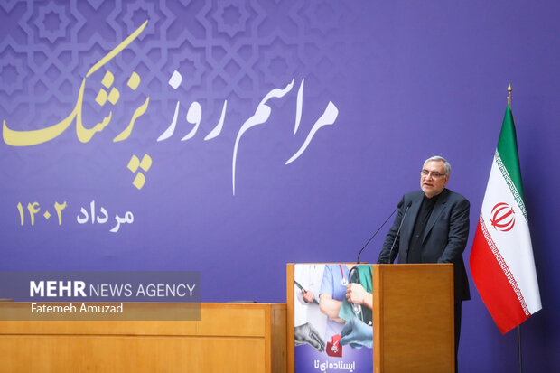 بهرام عین اللهی وزیر بهداشت در حال سخنرانی در مراسم گرامیداشت روز پزشک است