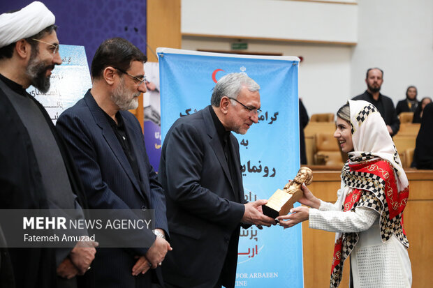 بهرام عین اللهی وزیر بهداشت در حال تقدیر از پزشکان نمونه در مراسم گرامیداشت روز پزشک است