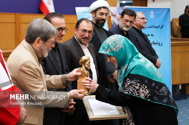 علیرضا مرندی رییس فرهنگستان علوم پزشکی در حال تقدیر از پزشکان نمونه در مراسم گرامیداشت روز پزشک است