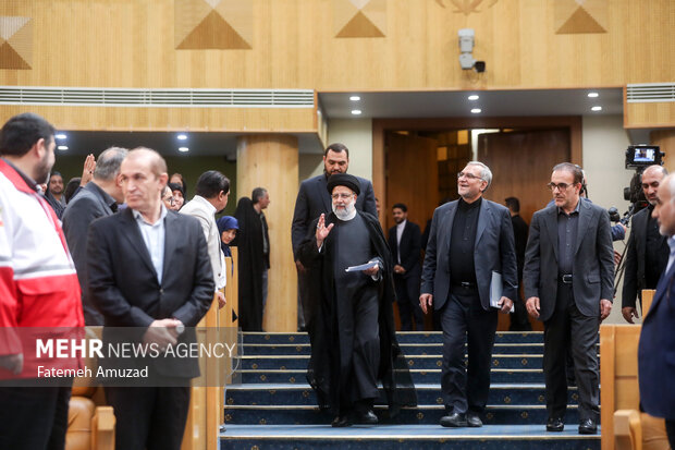 حجت الاسلام سید ابراهیم رئیسی رئیس جمهور در حال ورود به محل برگزاری مراسم گرامیداشت روز پزشک است