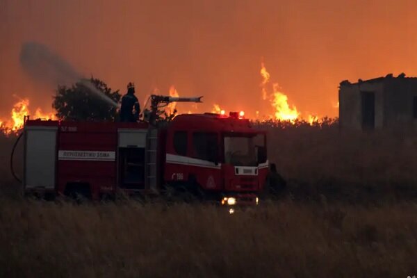 یونان: گسترش آتش‌سوزی در جنگل‌ها از کنترل خارج شده است+ فیلم