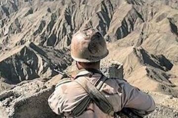 Iranian border guard martyred by armed thugs in southeast