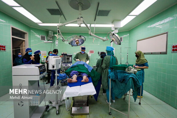روز  خدمت پزشکان در مراکز درمانی دانشگاه علوم پزشکی زنجان از قاب دوربین عکاس خبرگزاری مهر روایت می‌شود.