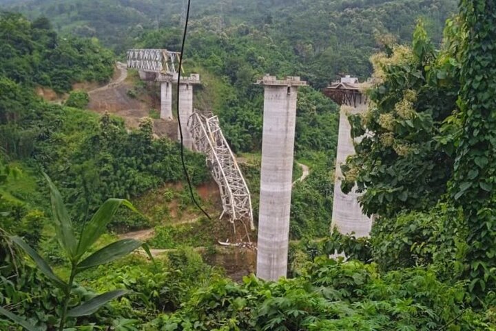 فروریختن یک پل در حال ساخت در هند، جان حداقل ۱۷ کارگر را گرفت