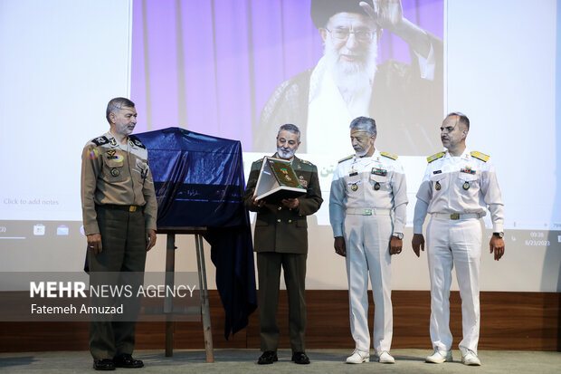 سرلشکر سید عبدالرحیم موسوی فرمانده کل ارتش جمهوری اسلامی ایران و دریادار حبیب الله سیاری معاون هماهنگ کننده ارتش در آئین بزرگداشت روز پزشک حضور دارند