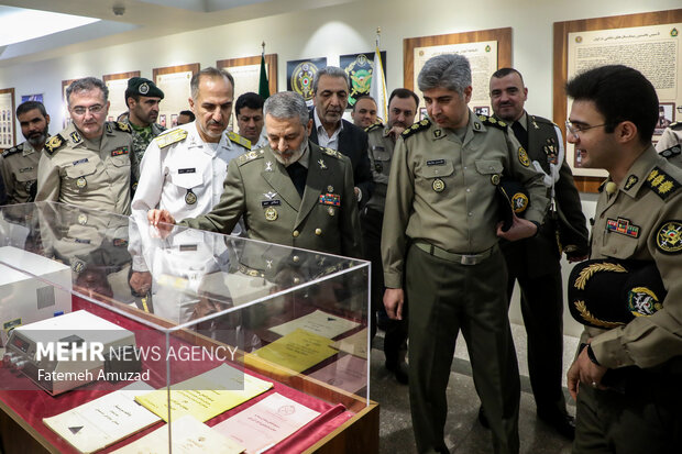 سرلشکر سید عبدالرحیم موسوی فرمانده کل ارتش جمهوری اسلامی ایران در حال بازدید از نمایشگاه بهداشت و درمان ارتش است