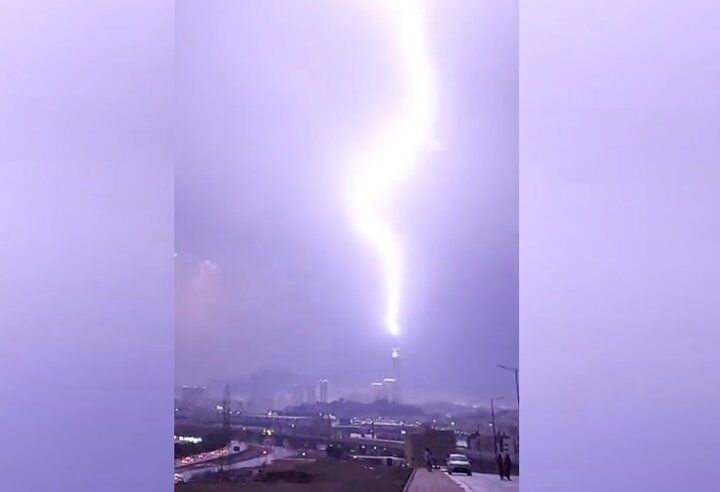 أمطار وعواصف قوية تضرب مكة (فيديو)