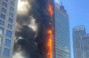 آتش سوزی یک آسمانخراش اداری در چین