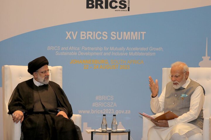 الرئيس الايراني يلتقي برئيس الوزراء الهندي على هامش قمة "بريكس"