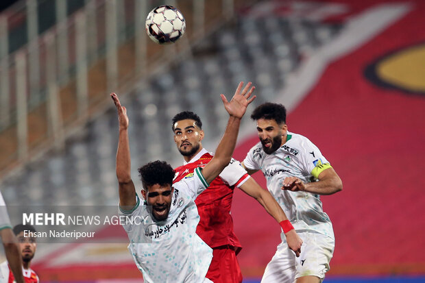 جهش سپاهان و سقوط استقلال و پرسپولیس/حرکت چراغ خاموش یک یونانی