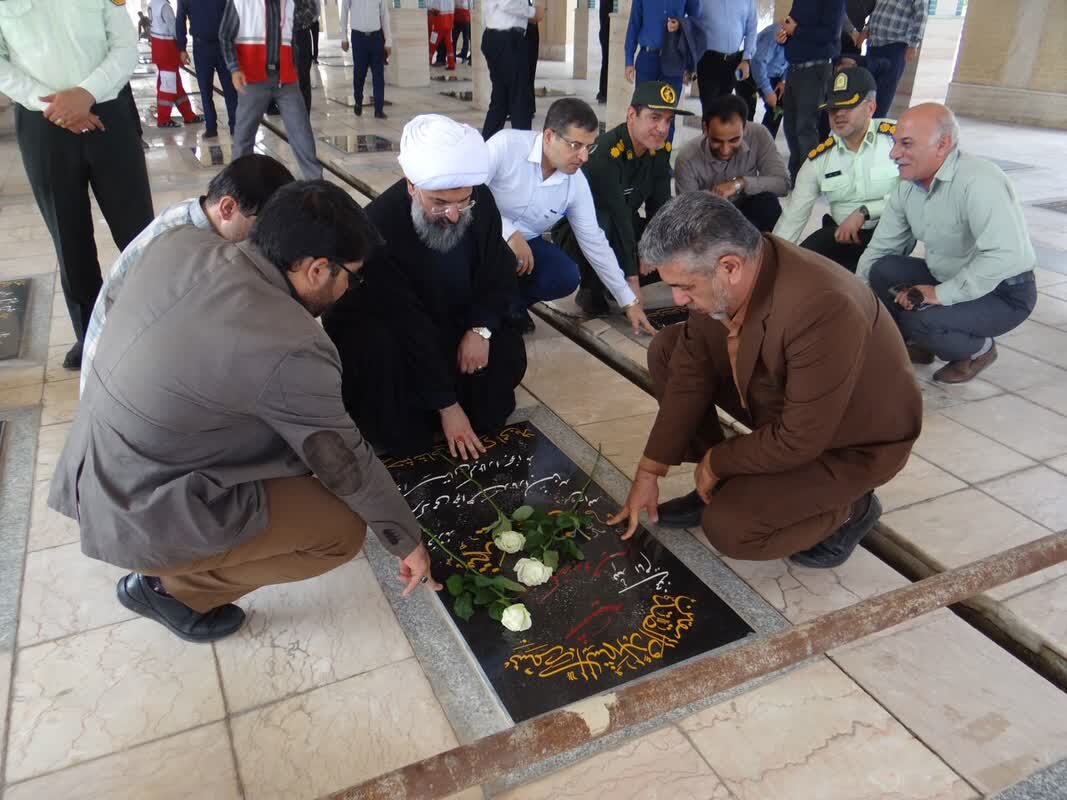 قبور مطهر شهدای شهر خورموج عطر افشانی و غبارروبی شد