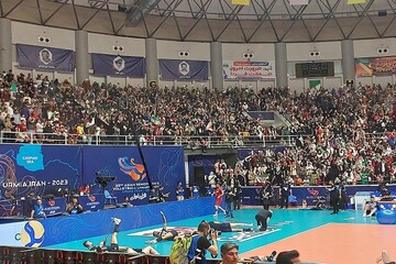 لحظه ورود تیم ملی ایران به سالن مسابقه با استقبال هواداران ارومیه