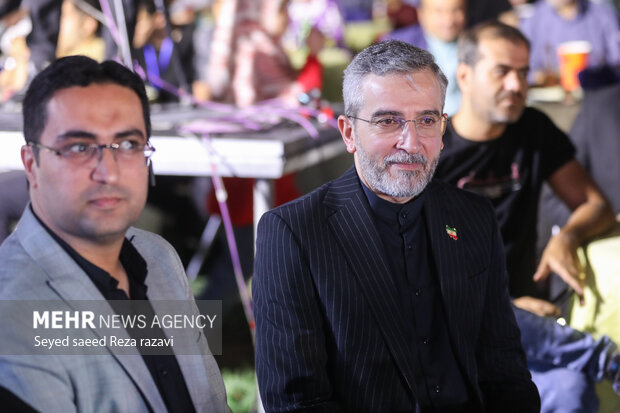 علی باقری معاون سیاسی وزیر امور خارجه در 
 مراسم اختتامیه جشنواره هیس طوری حضور دارد