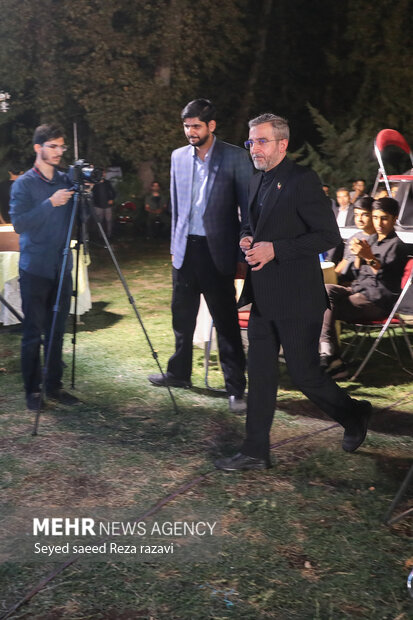 علی باقری معاون سیاسی وزیر امور خارجه در 
 مراسم اختتامیه جشنواره هیس طوری حضور دارد