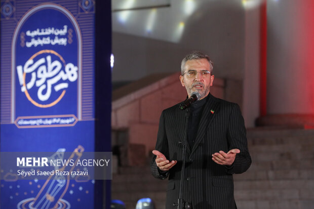 علی باقری معاون سیاسی وزیر امور خارجه در حال سخنرانی در مراسم اختتامیه جشنواره هیس طوری است
