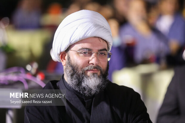 حجت الاسلام محمد قمی رئیس سازمان تبلیغات اسلامی در مراسم اختتامیه جشنواره هیس طوری حضور دارد