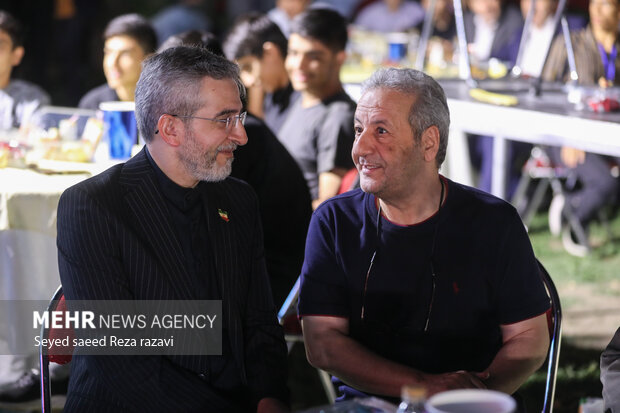 ابوالقاسم طالبی، کارگردان، نویسنده و علی باقری معاون سیاسی وزیر امور خارجه در  مراسم اختتامیه جشنواره هیس طوری حضور دارند