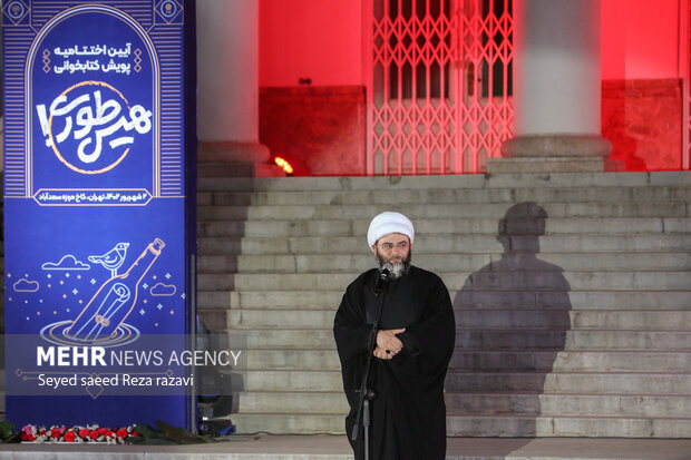 حجت الاسلام محمد قمی رئیس سازمان تبلیغات اسلامی در حال سخنرانی در مراسم اختتامیه جشنواره هیس طوری است