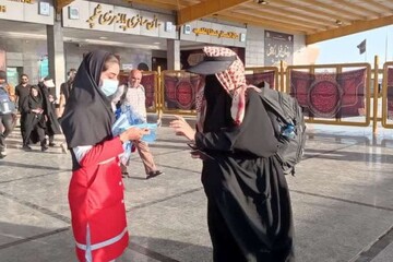 توزیع بیش از ۱۲ هزار ماسک بین زوار توسط هلال احمر خوزستان
