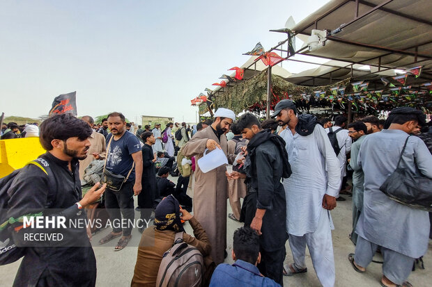  الزوار الباكستانيين يدخلون من حدود ريمدان الى الاراضي الايرانية