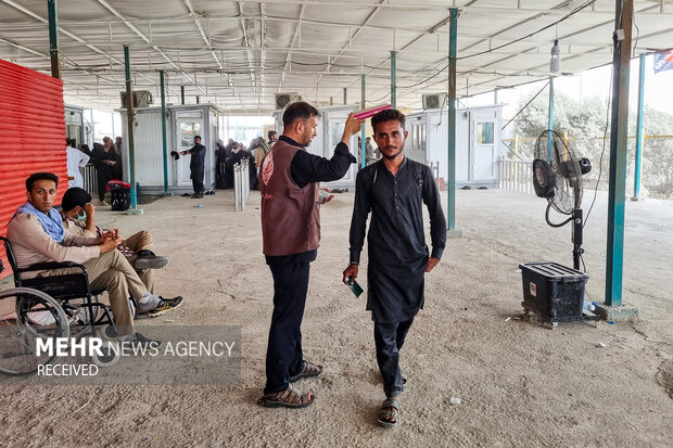  الزوار الباكستانيين يدخلون من حدود ريمدان الى الاراضي الايرانية