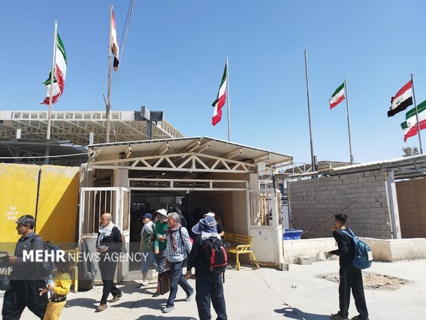 تصاویری از حضور زائران اربعین در مرز مهران