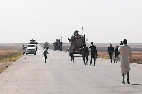 Syrian locals force US troops to leave their village