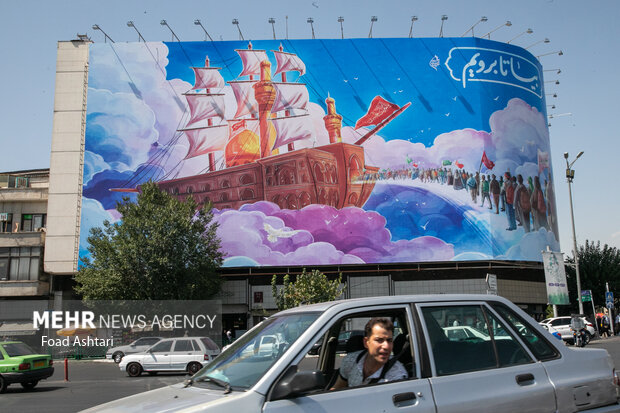 Tahran'daki İnkılap Meydanı'nda Erbain için yeni bir resim asıldı