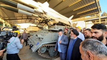 حزب الله يعرض صواريخ دفاع جوي خلال معرضٍ عسكري شرقي لبنان