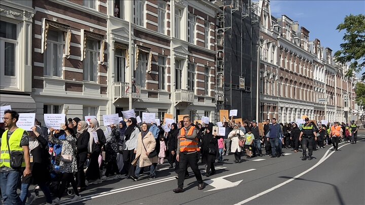 Muslims in the Netherlands protest Qur'an sacrilege