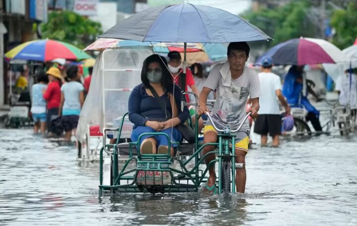 Hundreds flee floods as super typhoon brushes past Philippine