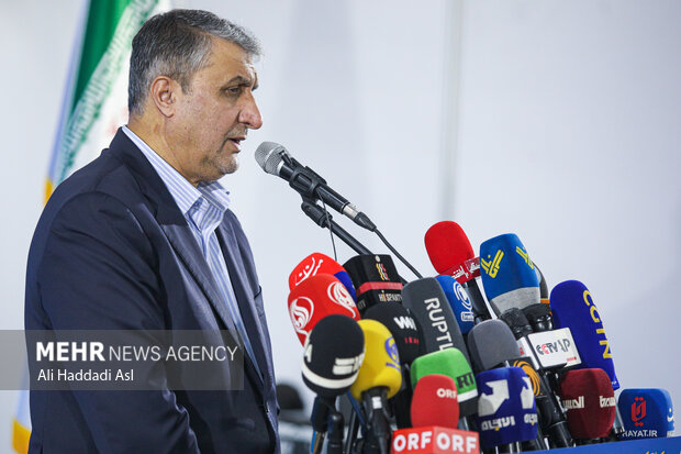 محمد اسلامی رئیس سازمان انرژی اتمی ابران در حال سخنرانی در نشست خبری آئین رونمایی از دستاوردهای هسته ای جدید ایران است