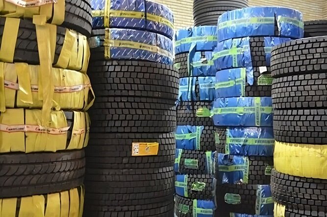 پاتک پلیس به انبارهای لاستیک قاچاق در چابهار