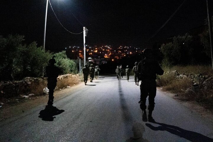 Zionists launch extensive raid on WB, clash with Palestinians