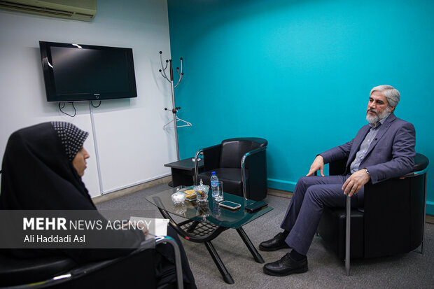  یاسر احمدوند معاون وزیر ارشاد ادر حال پاسخ به سوالات خبرنگار خبرگزاری مهر است