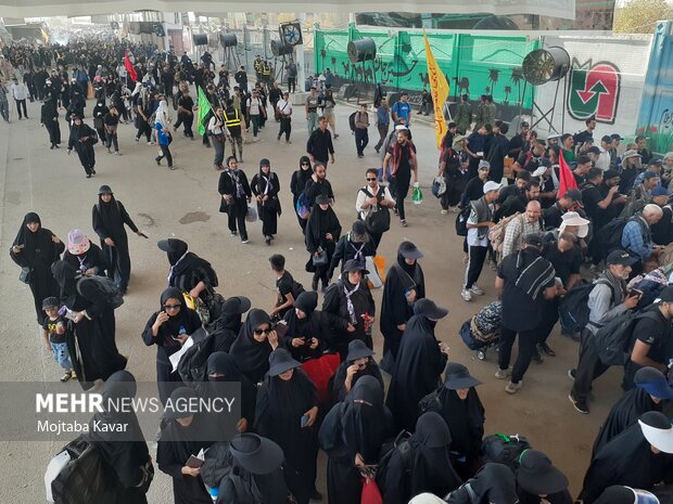 تصاویری از حضور پرشور زائران اربعین حسینی در مرز مهران