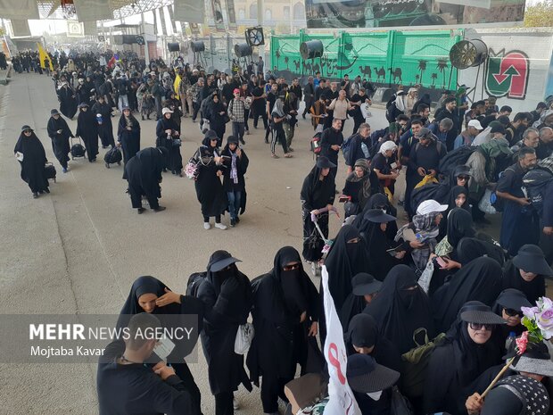 تصاویری از حضور پرشور زائران اربعین حسینی در مرز مهران