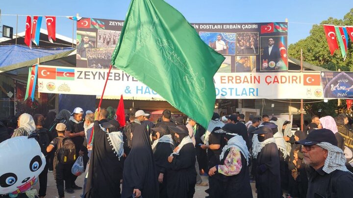 موکبهای مردمی جمهوری آذربایجان و ترکیه در پیادهروی اربعین+ فیلم