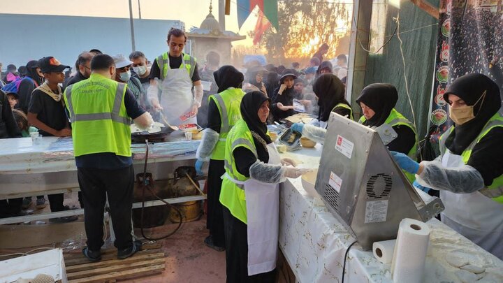 موکبهای مردمی جمهوری آذربایجان و ترکیه در پیادهروی اربعین+ فیلم