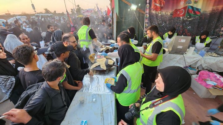 موکبهای مردمی جمهوری آذربایجان و ترکیه در پیادهروی اربعین+ فیلم