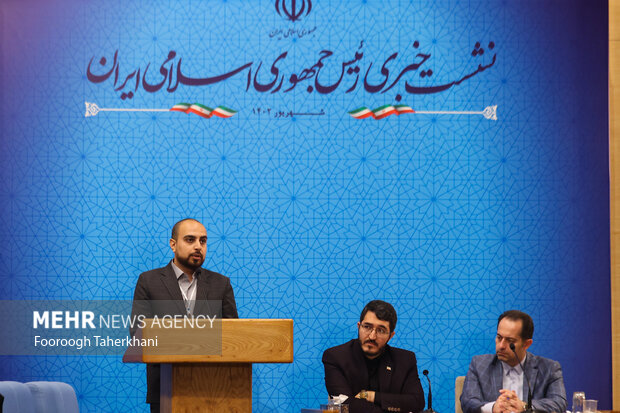 خبرنگار خبرگزاری مهر در حال پرسش سوال خود از رئیس جمهور در نشست خبری رئیس جمهور است