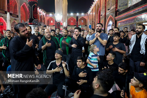 بارگاه مطهر امام علی(ع) این روزها میزبان خیل عظیمی زائرانی است که در واپسین روزهای مانده به اربعین حسینی به شهر نجف اشرف آمده‌اند تا بارگاه منور امام نخست شیعیان را قبل از عزیمت به سمت کربلای معلی زیارت کنند