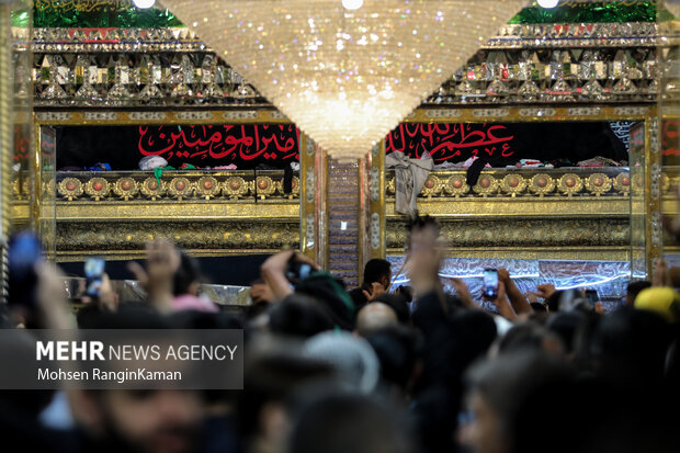 بارگاه مطهر امام علی(ع) این روزها میزبان خیل عظیمی زائرانی است که در واپسین روزهای مانده به اربعین حسینی به شهر نجف اشرف آمده‌اند تا بارگاه منور امام نخست شیعیان را قبل از عزیمت به سمت کربلای معلی زیارت کنند